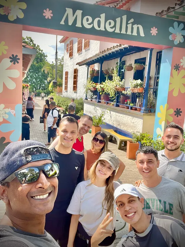 El grupo de amigos en Pueblito Paisa, Medellín
